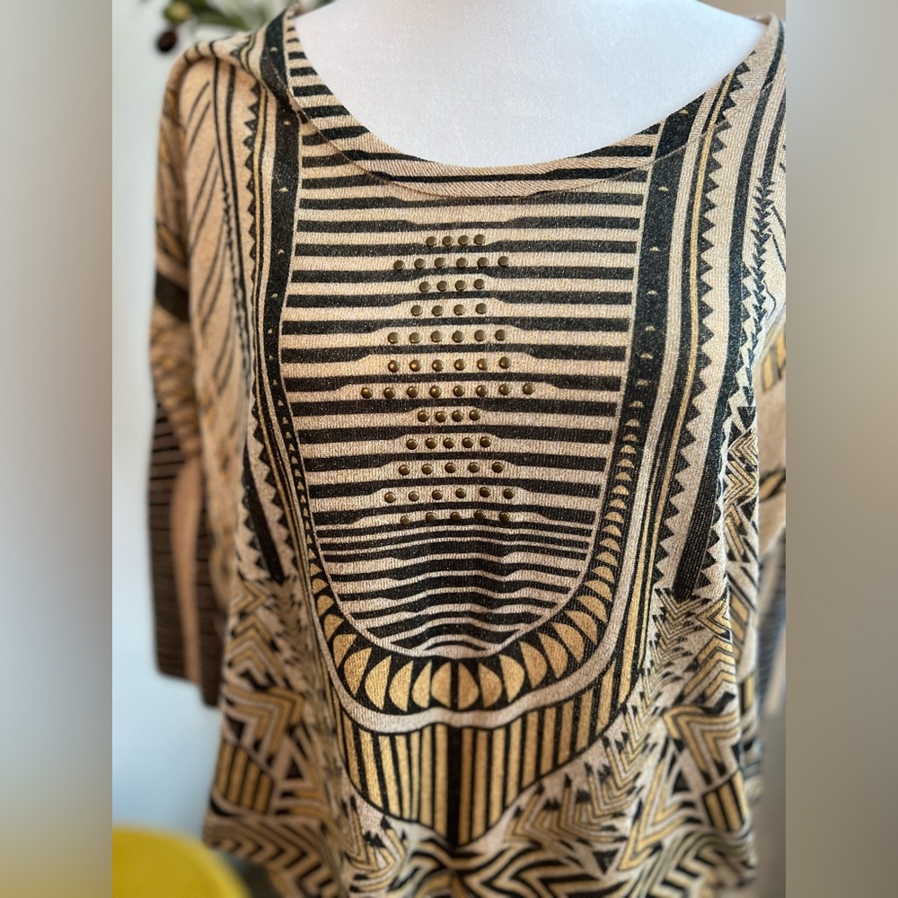 Geometric Patterned Women's Top - Picture 3 of 5